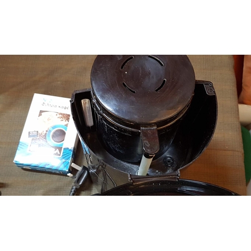 649 - 'Emily' Retro Style Coffee Maker, * Basic Test & Working *. (Extra Coffee Filters)