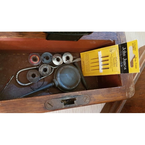 4 - Vintage 'Singer 'Electric Sewing Machine, EB911826 in Wooden Case with Locker (One Key in The Office... 