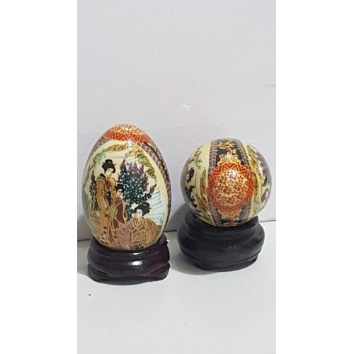 61 - Vintage Style Porcelain Satsuma Eggs Gold Gilded on Wooden Stands/Base (Approx. H: 7.5cm  Ø: 5.5cm E... 