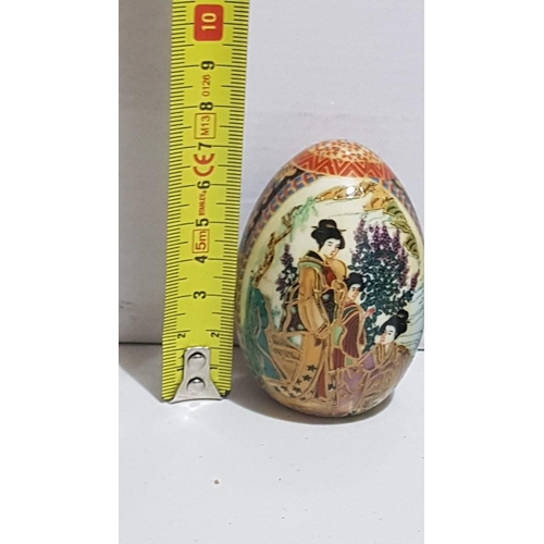 61 - Vintage Style Porcelain Satsuma Eggs Gold Gilded on Wooden Stands/Base (Approx. H: 7.5cm  Ø: 5.5cm E... 