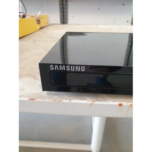 350 - Samsung BLU-RAY 3D DVD Player.
Turns on and Plays Disc But No Remote Control