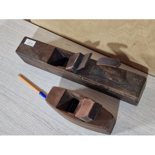 117 - 2 x Antique Wood Planes / Carpenter's Tools, (Approx. L: 43cm and 20cm), (2)