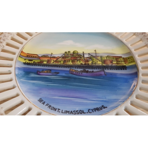 441 - 3x Hand Painted Ceramic Souvenir Ribbon Plates with Scenes from Different Cities, 2x Ø: 20cm Each, 1... 