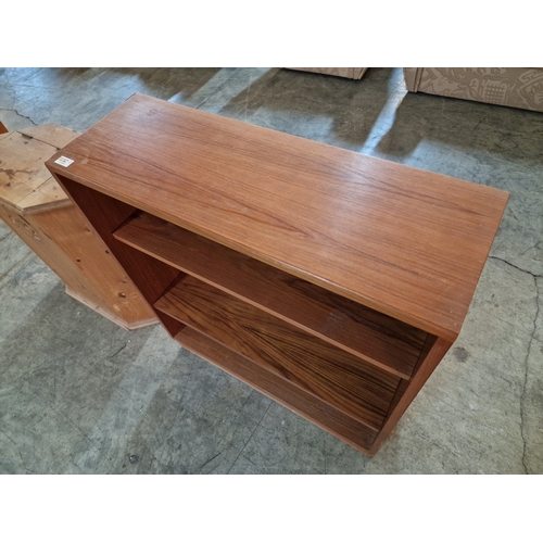 286 - Retro / Mid-Century 'G Plan' 3-Tier Dark Wood Bookcase / Display Shelves, (Approx. 81 x 28 x 92cm)