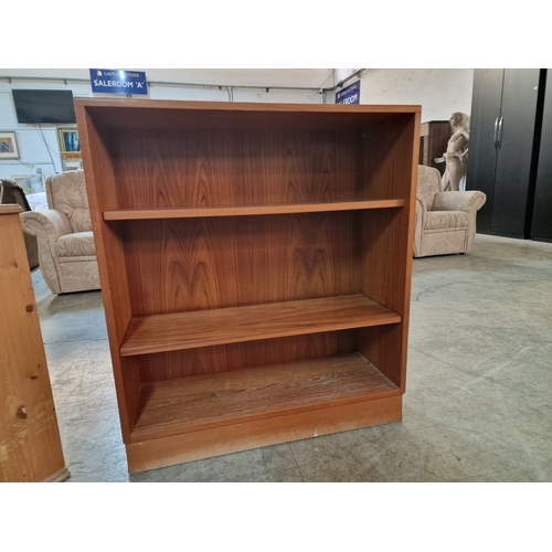 286 - Retro / Mid-Century 'G Plan' 3-Tier Dark Wood Bookcase / Display Shelves, (Approx. 81 x 28 x 92cm)