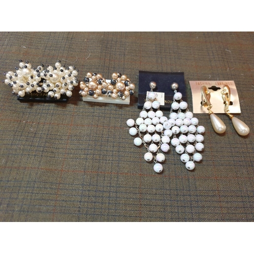 368 - In Pearl Tone, Retro Collection of Earring and Clips in 4x Models, Approx. 70psc.