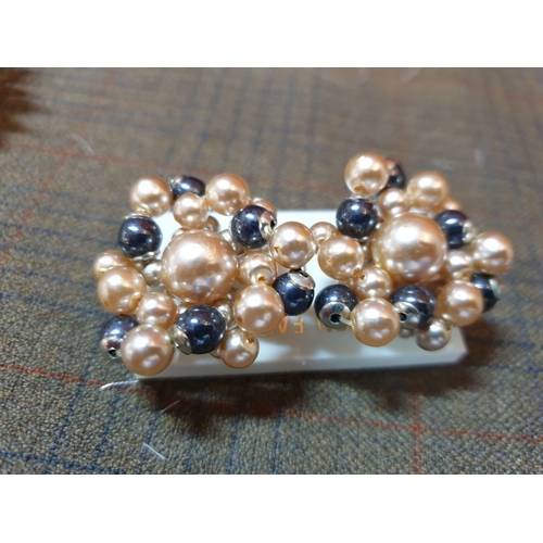 368 - In Pearl Tone, Retro Collection of Earring and Clips in 4x Models, Approx. 70psc.