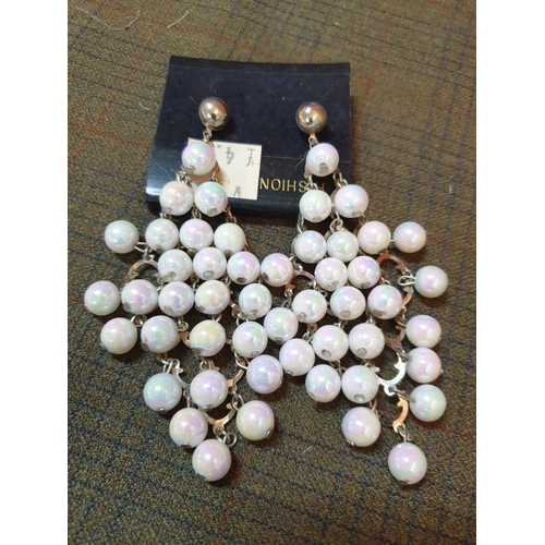 368 - In Pearl Tone, Retro Collection of Earring and Clips in 4x Models, Approx. 70psc.