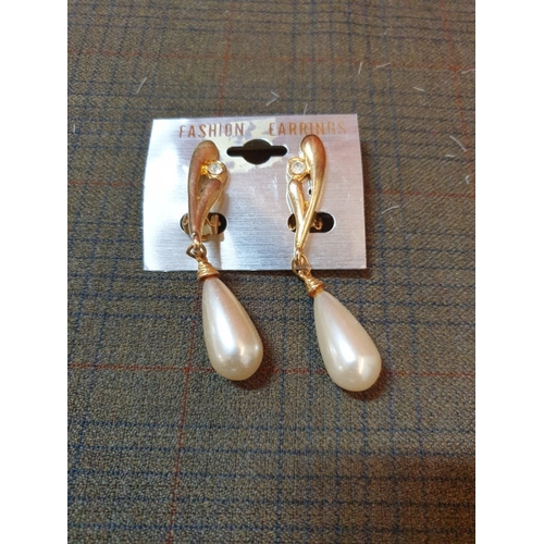 368 - In Pearl Tone, Retro Collection of Earring and Clips in 4x Models, Approx. 70psc.