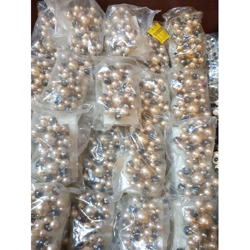 368 - In Pearl Tone, Retro Collection of Earring and Clips in 4x Models, Approx. 70psc.