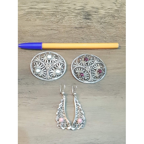 95 - Silver Stylish Jewelry; 2x Silver (700) Filigree Design Brooches Decorated with Red and White Stones... 
