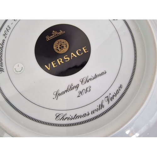 54 - Rosenthal VERSACE 'Sparkling Christmas, 2013' Round Plate with Certificate of Authenticity, Felt Bag... 