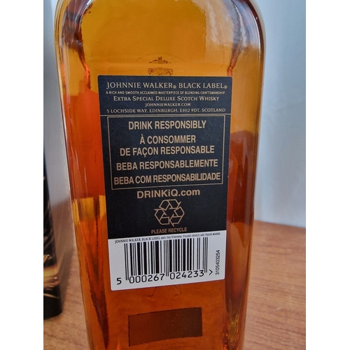 112 - Johnnie Walker Black Label Blended Scotch Whisky, (70cl, 40%) in Presentation Box with Glass and Ice... 