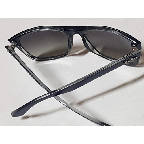 Ray-Ban Navy Sunglasses with Black Case Navy aviator Ray-Ban sunglasses with case main image 3