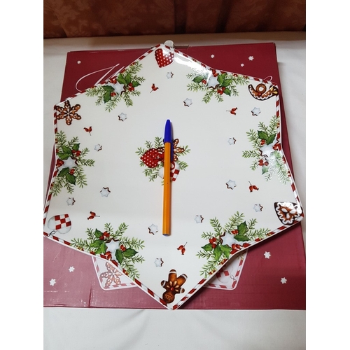 90 - Hutschenreuther Stars Christmas Crockery in Shape of Star; Plater (Approx. Ø: 34cm) and 2x Bowls (Ap... 