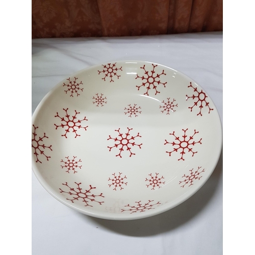 120 - Christmas Design Tableware; Large Bowl (Approx. Ø: 32cm) and 4x Plates (Approx. Ø: 20cm).  (5)