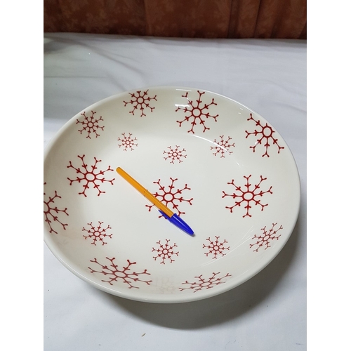 120 - Christmas Design Tableware; Large Bowl (Approx. Ø: 32cm) and 4x Plates (Approx. Ø: 20cm).  (5)