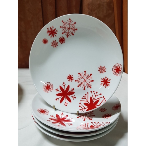 120 - Christmas Design Tableware; Large Bowl (Approx. Ø: 32cm) and 4x Plates (Approx. Ø: 20cm).  (5)