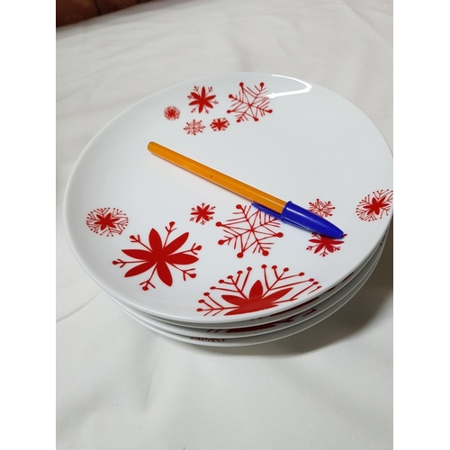 120 - Christmas Design Tableware; Large Bowl (Approx. Ø: 32cm) and 4x Plates (Approx. Ø: 20cm).  (5)