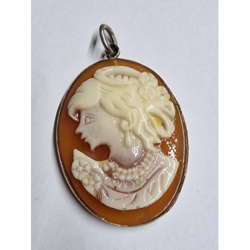 100 - Vintage Large Cameo Pendant with Silver(?) Surround, (Approx. H: 5cm, 9.9g)