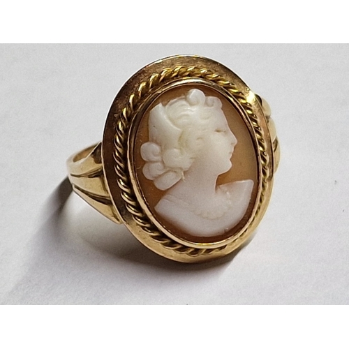 98 - Charming 18ct Gold Cameo Ring, (Approx. Size: O/P, H: 20mm, 5.5g)