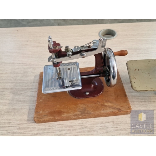 77 - 2 x Vintage Small Manual Wind Sewing Machines, Incl. Vulcan Countess (Made in England), (2)