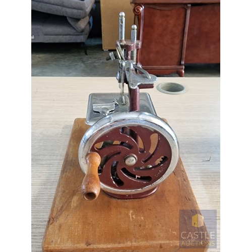 77 - 2 x Vintage Small Manual Wind Sewing Machines, Incl. Vulcan Countess (Made in England), (2)