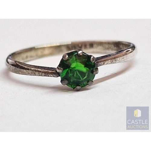 41 - Vintage Silver Ring with Round Cut Green Stone in Claw Setting, (Approx. Size: K, 1.0g)