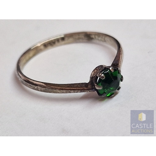 41 - Vintage Silver Ring with Round Cut Green Stone in Claw Setting, (Approx. Size: K, 1.0g)