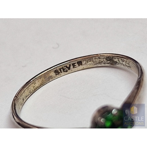 41 - Vintage Silver Ring with Round Cut Green Stone in Claw Setting, (Approx. Size: K, 1.0g)