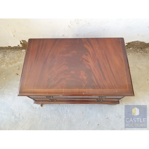 330 - Wooden TV Unit With drop Down Front & Slide Out Shelf.
80 x 48 x 47 cm.