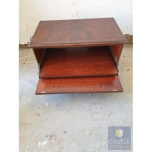 330 - Wooden TV Unit With drop Down Front & Slide Out Shelf.
80 x 48 x 47 cm.