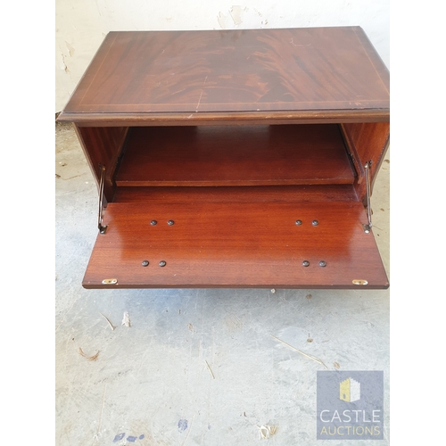 330 - Wooden TV Unit With drop Down Front & Slide Out Shelf.
80 x 48 x 47 cm.