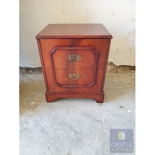 331 - Small Wooden Cupboard (Bedside?) With Hinged Door.
Size 47 x 40 x 57 cm.
