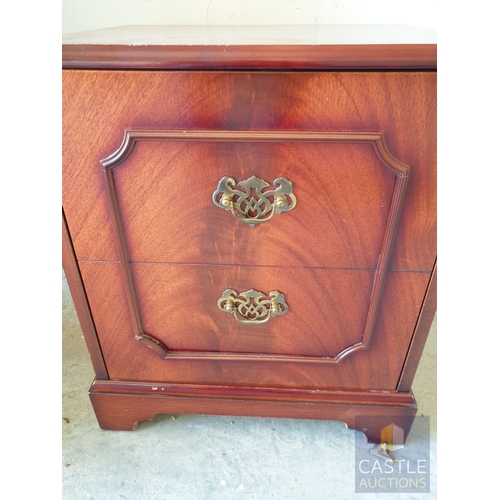 331 - Small Wooden Cupboard (Bedside?) With Hinged Door.
Size 47 x 40 x 57 cm.