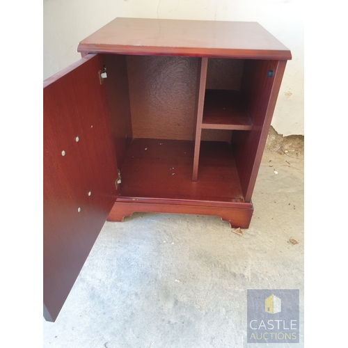 331 - Small Wooden Cupboard (Bedside?) With Hinged Door.
Size 47 x 40 x 57 cm.