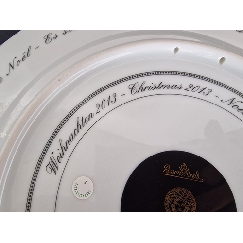 61 - Rosenthal VERSACE 'Sparkling Christmas, 2013' Round Plate with Certificate of Authenticity, Felt Bag... 
