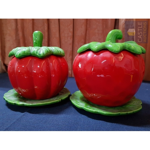 674G - Retro Ceramic Bowl/Dish /Storage with Lid in The shape of a Tomato (Approx. H: 19cm) and Strawberry ... 