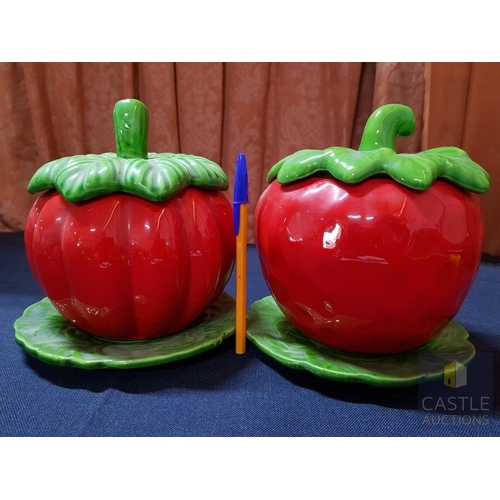 674G - Retro Ceramic Bowl/Dish /Storage with Lid in The shape of a Tomato (Approx. H: 19cm) and Strawberry ... 