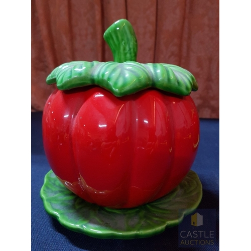 674G - Retro Ceramic Bowl/Dish /Storage with Lid in The shape of a Tomato (Approx. H: 19cm) and Strawberry ... 
