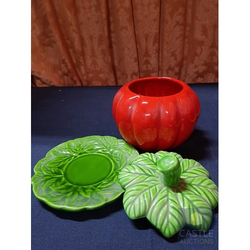 674G - Retro Ceramic Bowl/Dish /Storage with Lid in The shape of a Tomato (Approx. H: 19cm) and Strawberry ... 