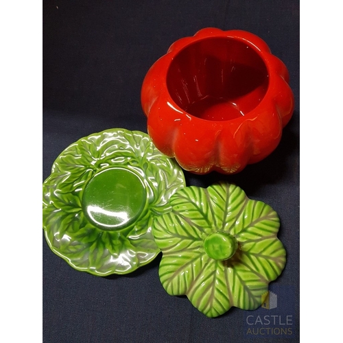 674G - Retro Ceramic Bowl/Dish /Storage with Lid in The shape of a Tomato (Approx. H: 19cm) and Strawberry ... 