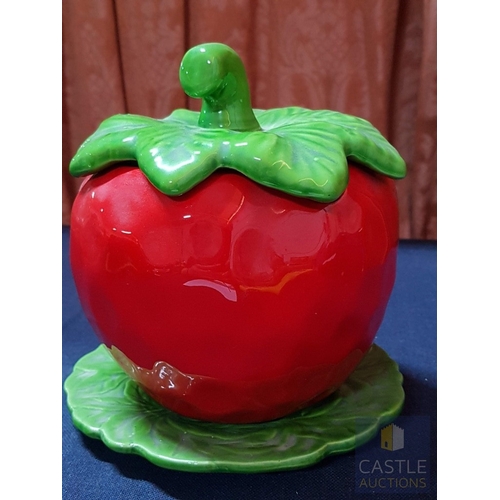 674G - Retro Ceramic Bowl/Dish /Storage with Lid in The shape of a Tomato (Approx. H: 19cm) and Strawberry ... 