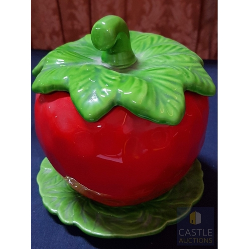 674G - Retro Ceramic Bowl/Dish /Storage with Lid in The shape of a Tomato (Approx. H: 19cm) and Strawberry ... 