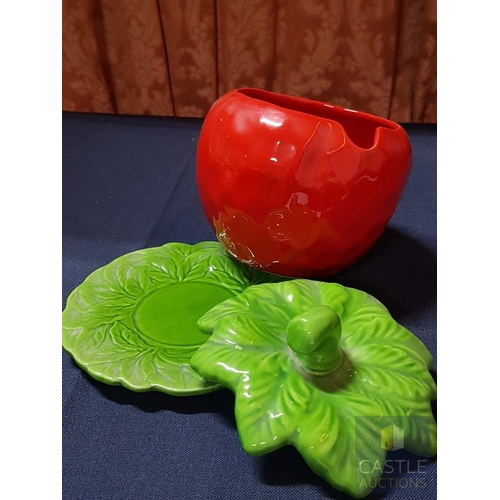 674G - Retro Ceramic Bowl/Dish /Storage with Lid in The shape of a Tomato (Approx. H: 19cm) and Strawberry ... 