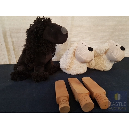 334 - 3x Doggy Bean Bag Door Stops and 3x Wooden Wedge Door Stops, (6)