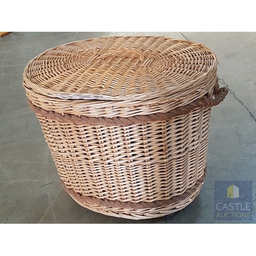 348 - Very Big Wicker Multifunctional (Laundry/ Storage) Basket with Lid on Wheels (Approx. 71cm x 56cm x ... 