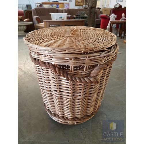 348 - Very Big Wicker Multifunctional (Laundry/ Storage) Basket with Lid on Wheels (Approx. 71cm x 56cm x ... 
