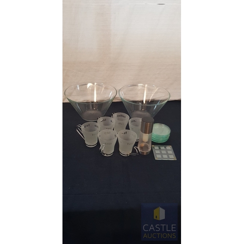 800J - 2 x Large Glass Bowls. Ø 27 cm.
8 x Glass Coasters, 6 x Glass Tea/Coffee Cups With Metal Handles & 1... 
