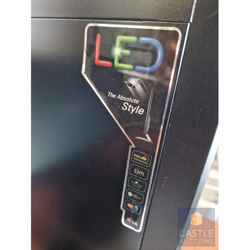 690M - Computer Lot; Desktop PC with 160GB HD, 2.4Ghz Intel Core 2, Windows 7 Ultimate, Together with LG 22... 